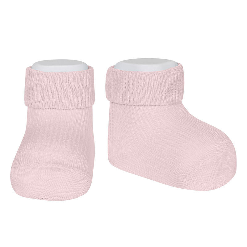 Calcetines de algodón en canalé con el puño vuelto rosa bebe, para bebé. Disponibles en tallas de 0-3 meses a 6-12 meses. Cóndor