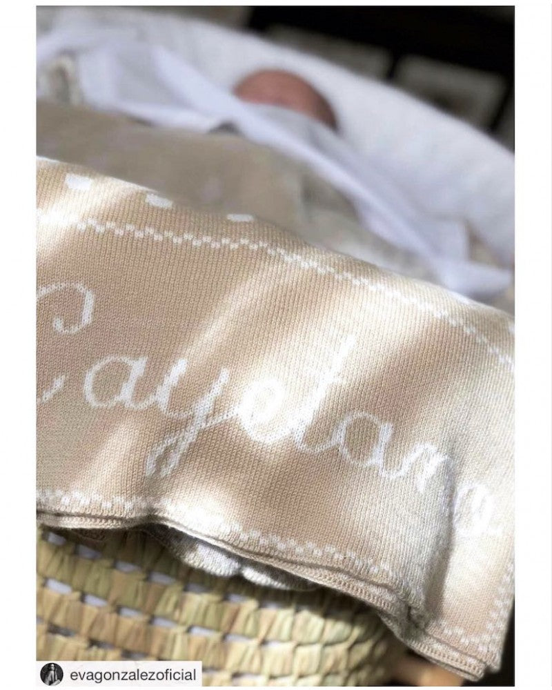 Mantita personalizada Pangasa 🤎 camel con topos marfil – Cálida y muy amorosa Baby