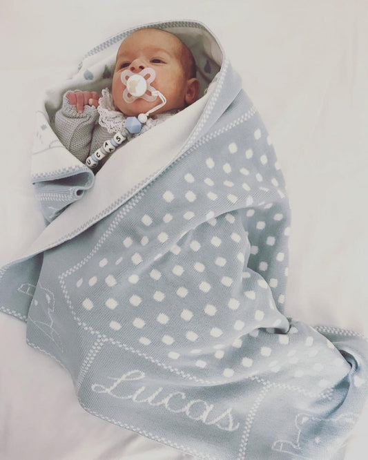 Mantita personalizada Pangasa 💙 celeste empolvado con topos marfil– Ternura y suavidad