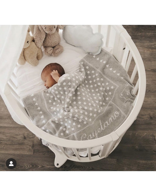Mantita personalizada Pangasa 🤍 gris con topos blancos – Suave y elegante Baby