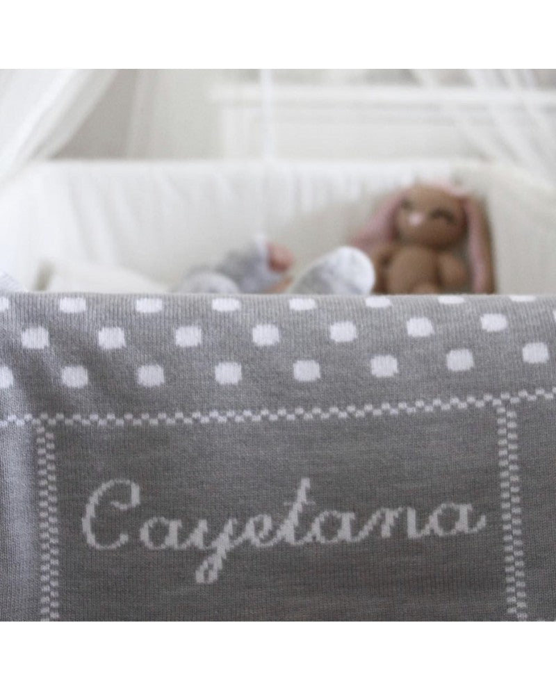 Mantita personalizada Pangasa 🤍 gris con topos blancos – Suave y elegante Baby
