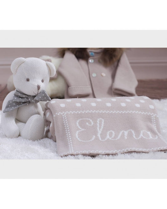 Mantita personalizada Pangasa 🤎 camel con topos marfil – Cálida y muy amorosa Baby