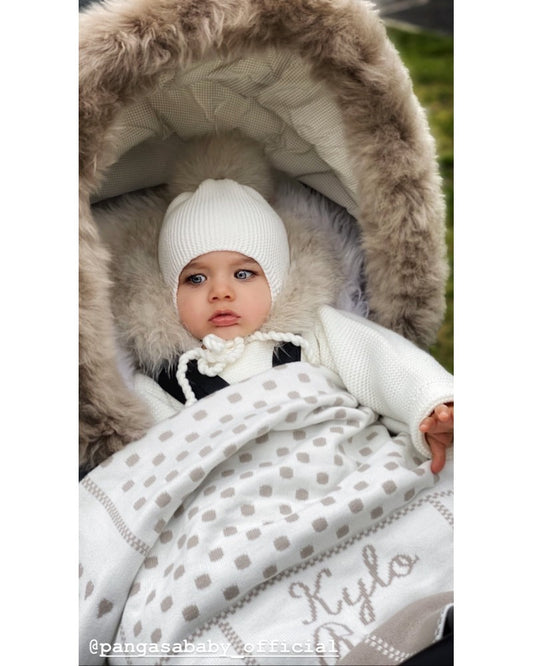 Mantita personalizada Pangasa 🤍 marfil con topos camel – Suave y delicada