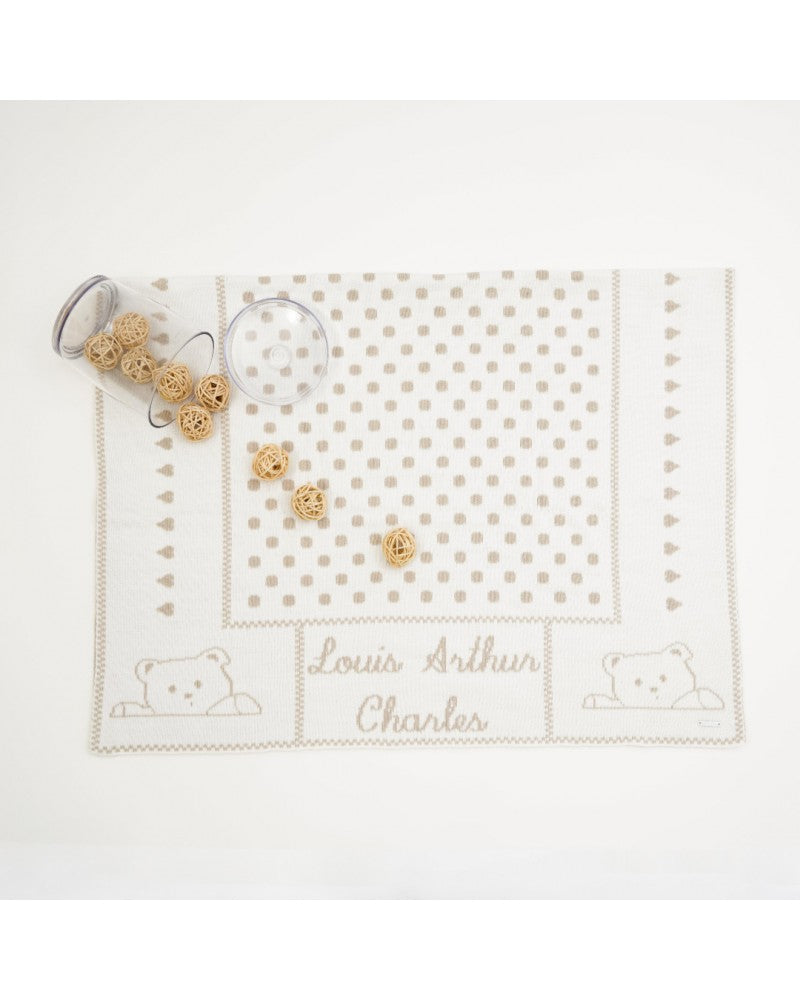 Mantita personalizada Pangasa 🤍 marfil con topos camel – Suave y delicada