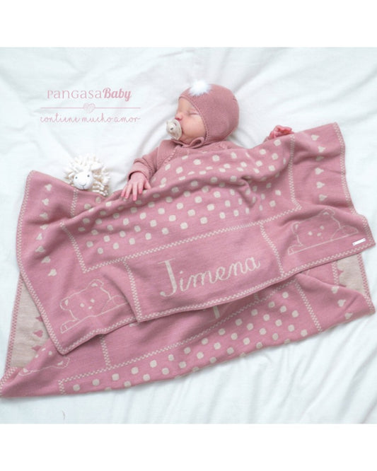 Mantita personalizada Pangasa 🌸 rosé con topos arena – Dulzura en cada puntada