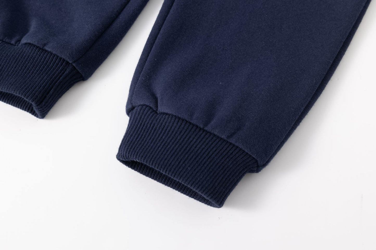 Pantalón deportivo bebe niño, de felpa perchada, con bolsillos laterales. Gráfico de texto en la pierna con estampado de alta densidad.