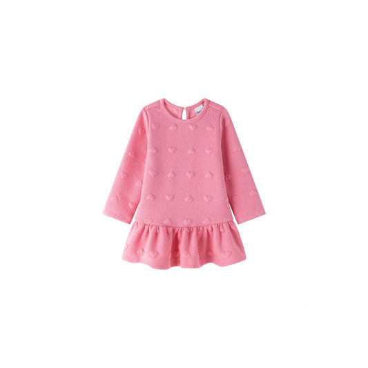 Vestido de bebe niña tejido de punto con relieve de corazones. Corte a la cadera y falda con frunce. Abertura con botón de plástico en espalda.