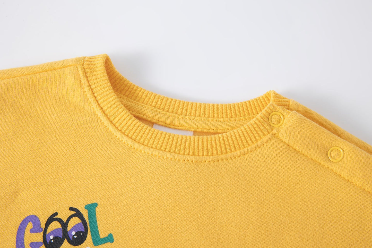 Sudadera de bebe niño, cuello caja y hombros caídos. Felpa perchada. Gráfico imitando bolsillo frontal y de dragón estampado al agua, con cola en 3D. Etiqueta decorativa. Abertura de corchetes en hombro.