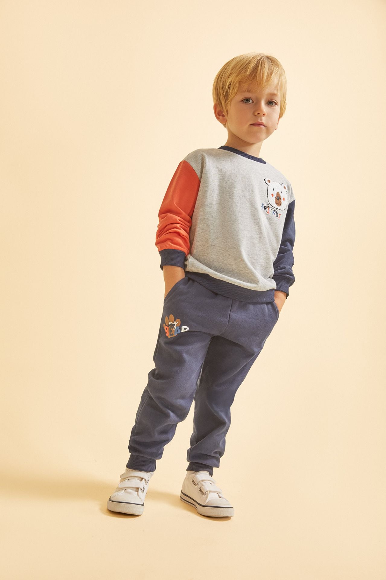 Sudadera de bebe niño, cuello caja y hombros caídos. Felpa de rizo. Mangas y cuello con color a contraste. Abertura de corchetes en hombro.