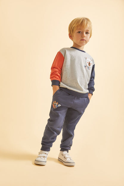 Sudadera de bebe niño, cuello caja y hombros caídos. Felpa de rizo. Mangas y cuello con color a contraste. Abertura de corchetes en hombro.