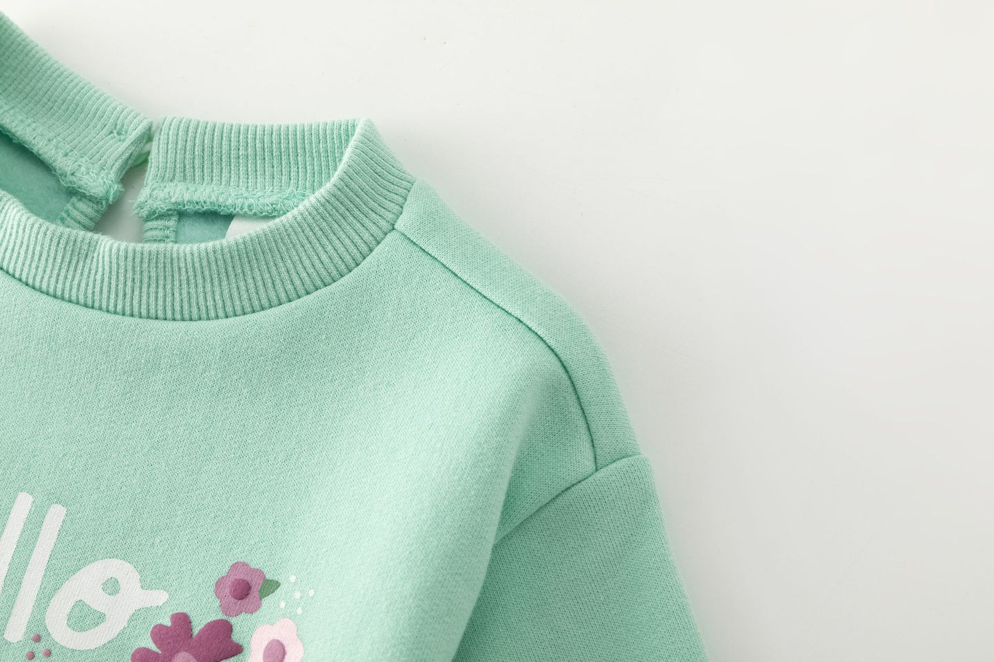 Sudadera bebé niña verde con letras borreguito y flores en relieve 🌸💚 - BGI65509