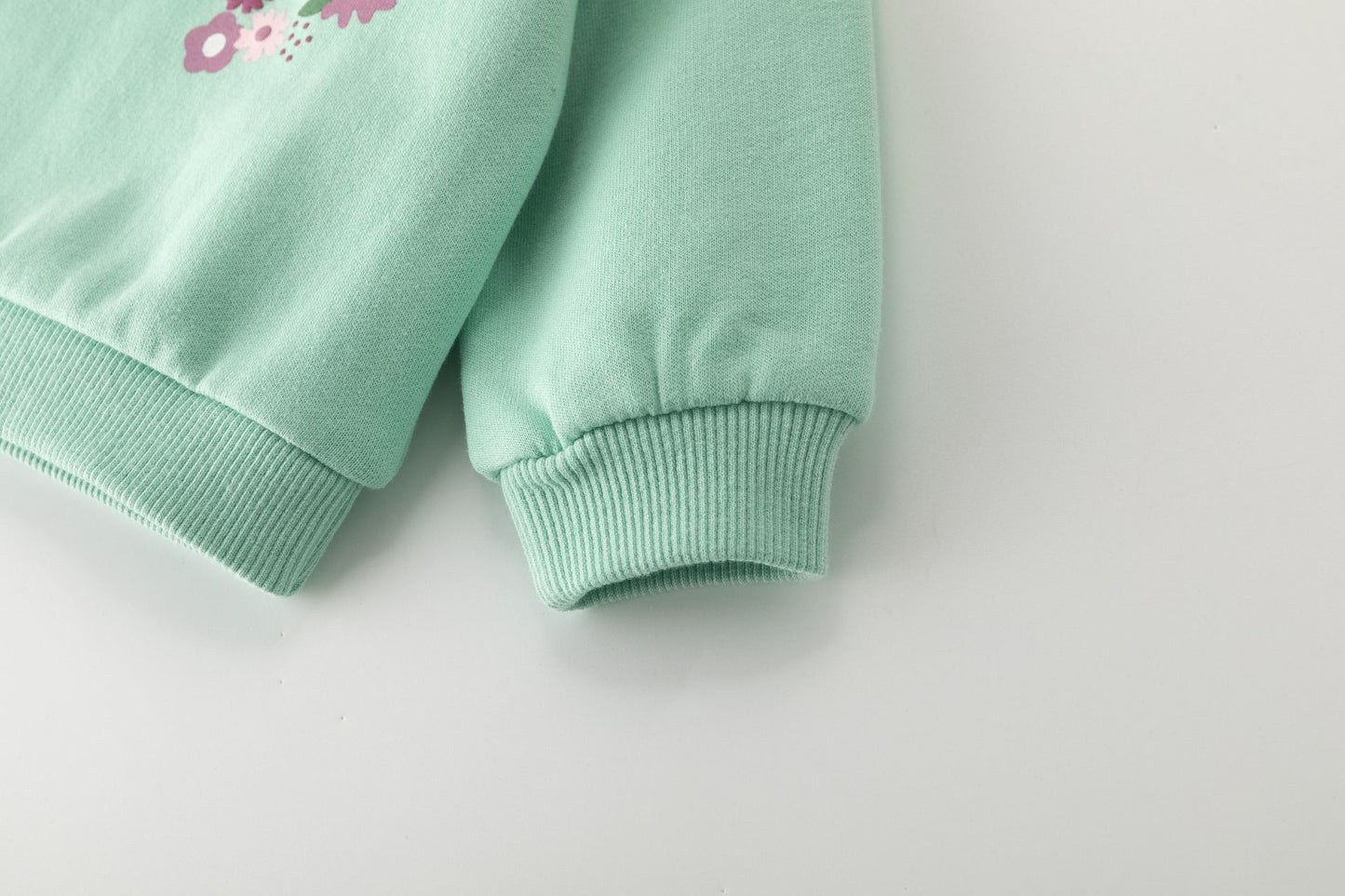 Sudadera bebé niña verde con letras borreguito y flores en relieve 🌸💚 - BGI65509