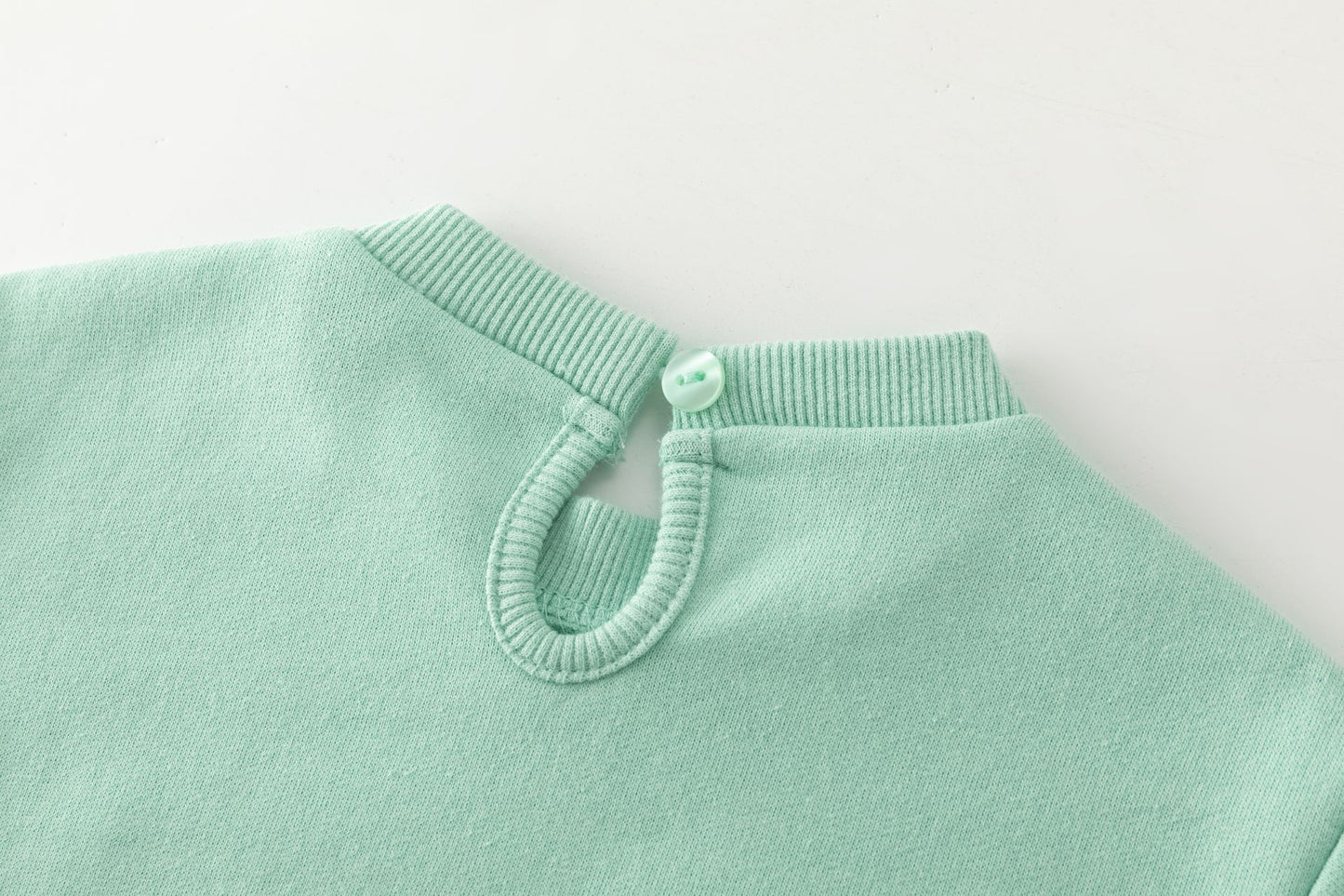 Sudadera bebé niña verde con letras borreguito y flores en relieve 🌸💚 - BGI65509