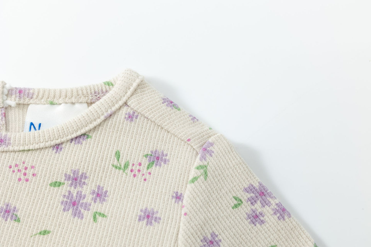 👶🌼 Camiseta bebé niña manga larga canalé con volantes y flores | Crudo 6-24M - BGI65516