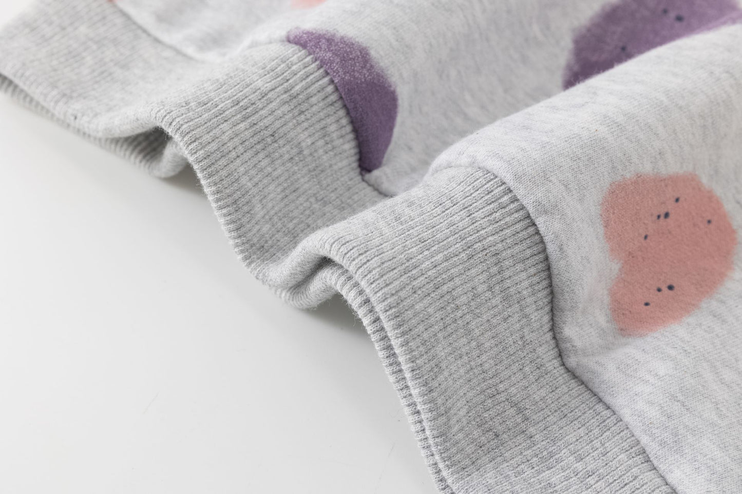 Sudadera niña gris afelpada con estampado de corazones | 2-6 años