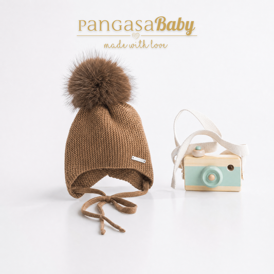Gorro Orejero Aviador chocolate  Pangasa Baby 🌿 3-36M | Con pompón desmontable