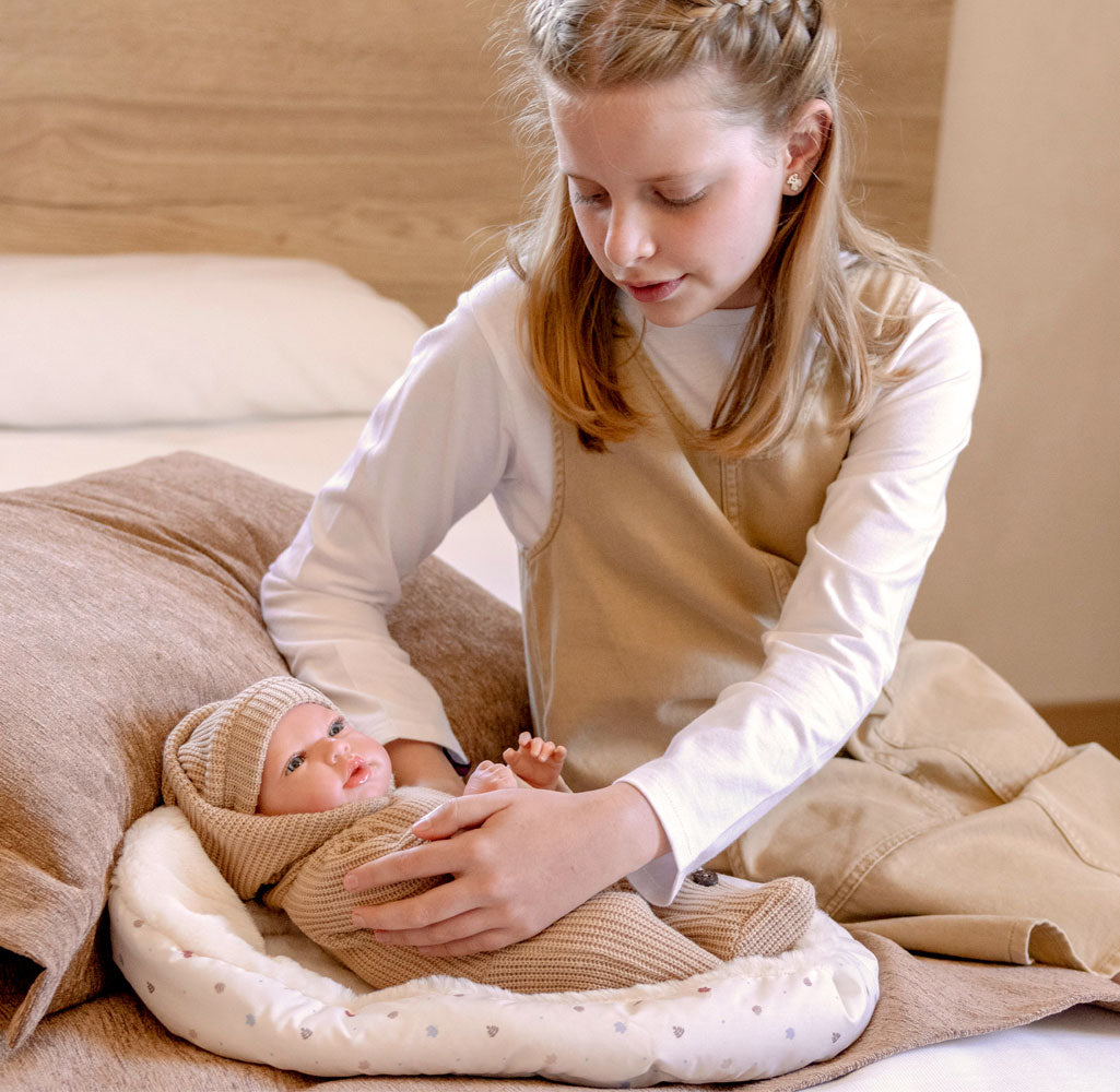 Bebé Reborn Olona Beige con Saco de Dormir – 40 cm (Ref. 98182) 👶🤍