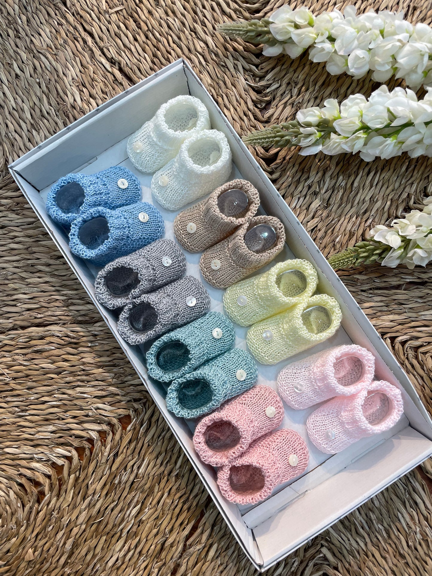 Patuco hilo con botón bebé primera puesta