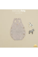 Peto básico de punto bobo para bebé beige 100% algodón