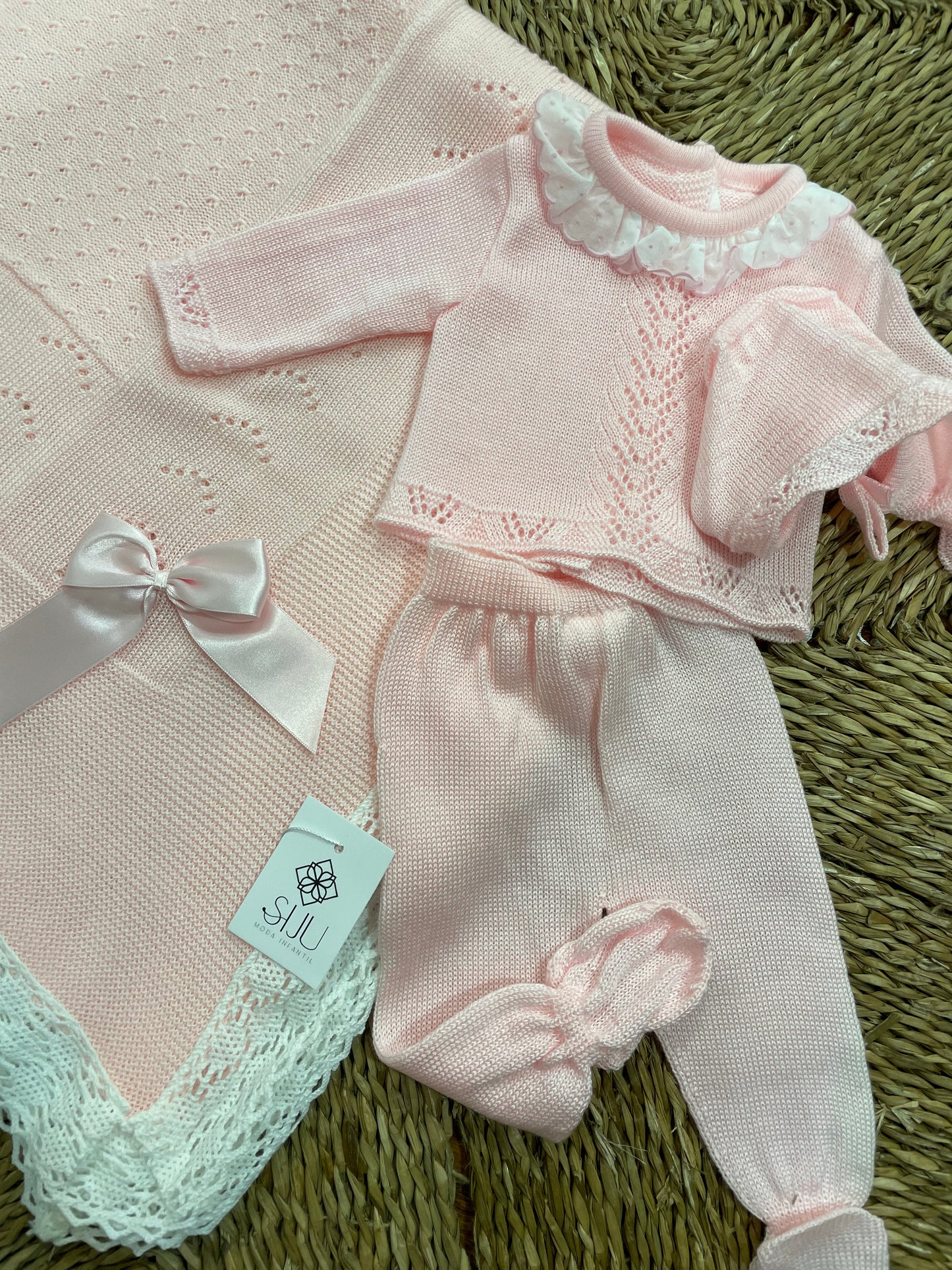 Toquilla de hilo rosa bebé con puntilla