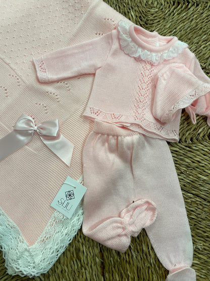 Toquilla de hilo rosa bebé con puntilla