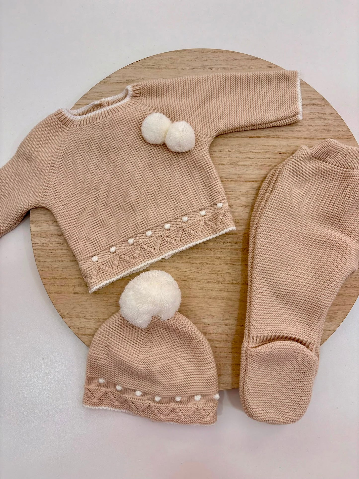 Conjunto de Primera Puesta Beige para Bebé con Pompones, Polaina y Gorro | Siju Moda Infantil