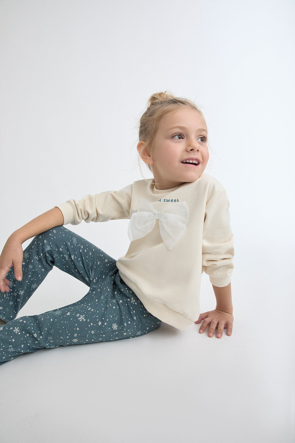 Conjunto Bebé Niña Sudadera Cruda y Pantalón Campana Estampado | 363026