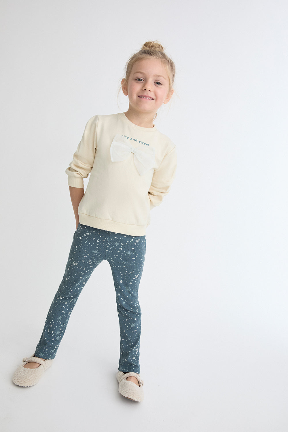 Conjunto Bebé Niña Sudadera Cruda y Pantalón Campana Estampado | 363026