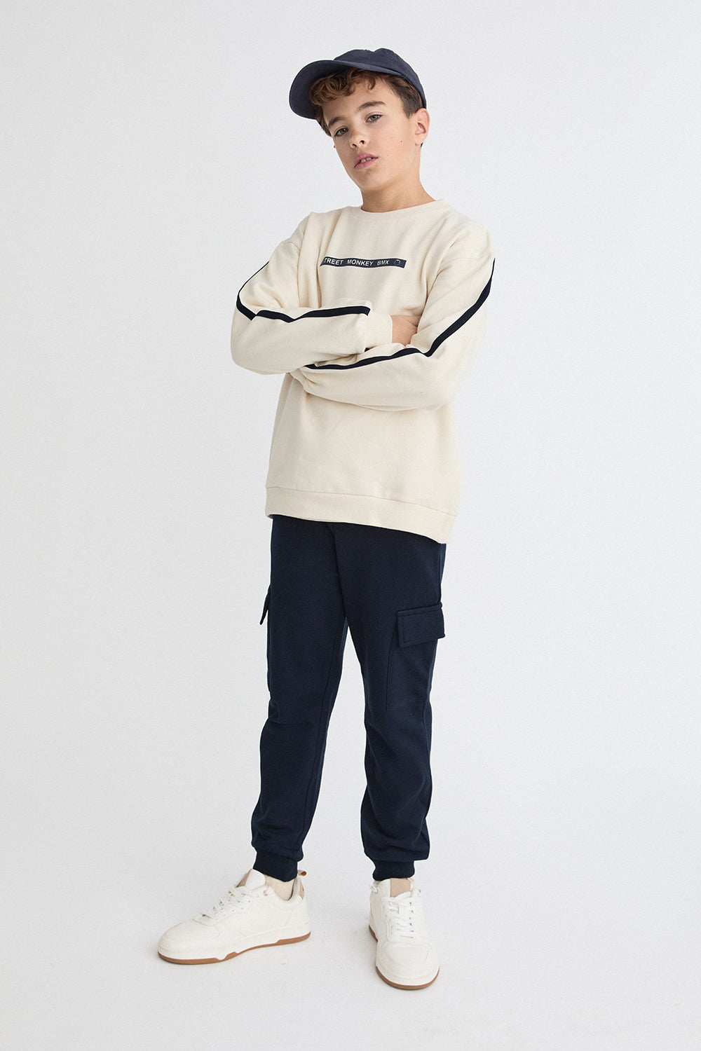 Conjunto Niño Sudadera Crudo y Pantalón Cargo Azul Marino Street Monkey | Siju