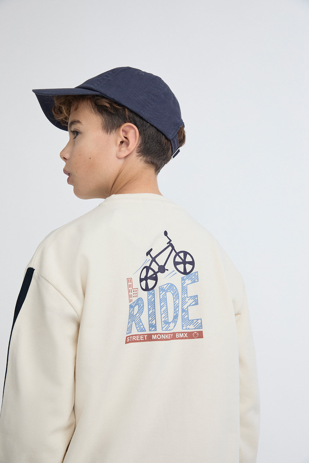 Conjunto Niño Sudadera Crudo y Pantalón Cargo Azul Marino Street Monkey | Siju