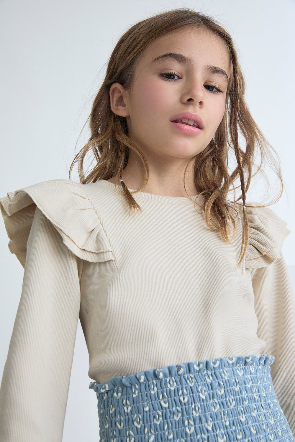 Camiseta Niña Crudo de Canalé con Volantes en los Hombros | Ref. 366064 | Siju Moda Infantil