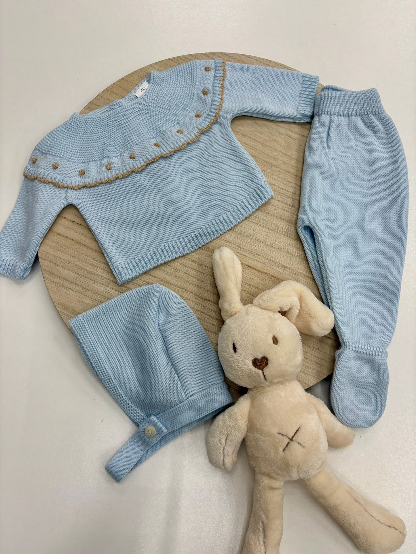 Conjunto primera puesta bebé 3 piezas celeste con cuello volante y topitos color arena – 00 prematuro a 6 meses