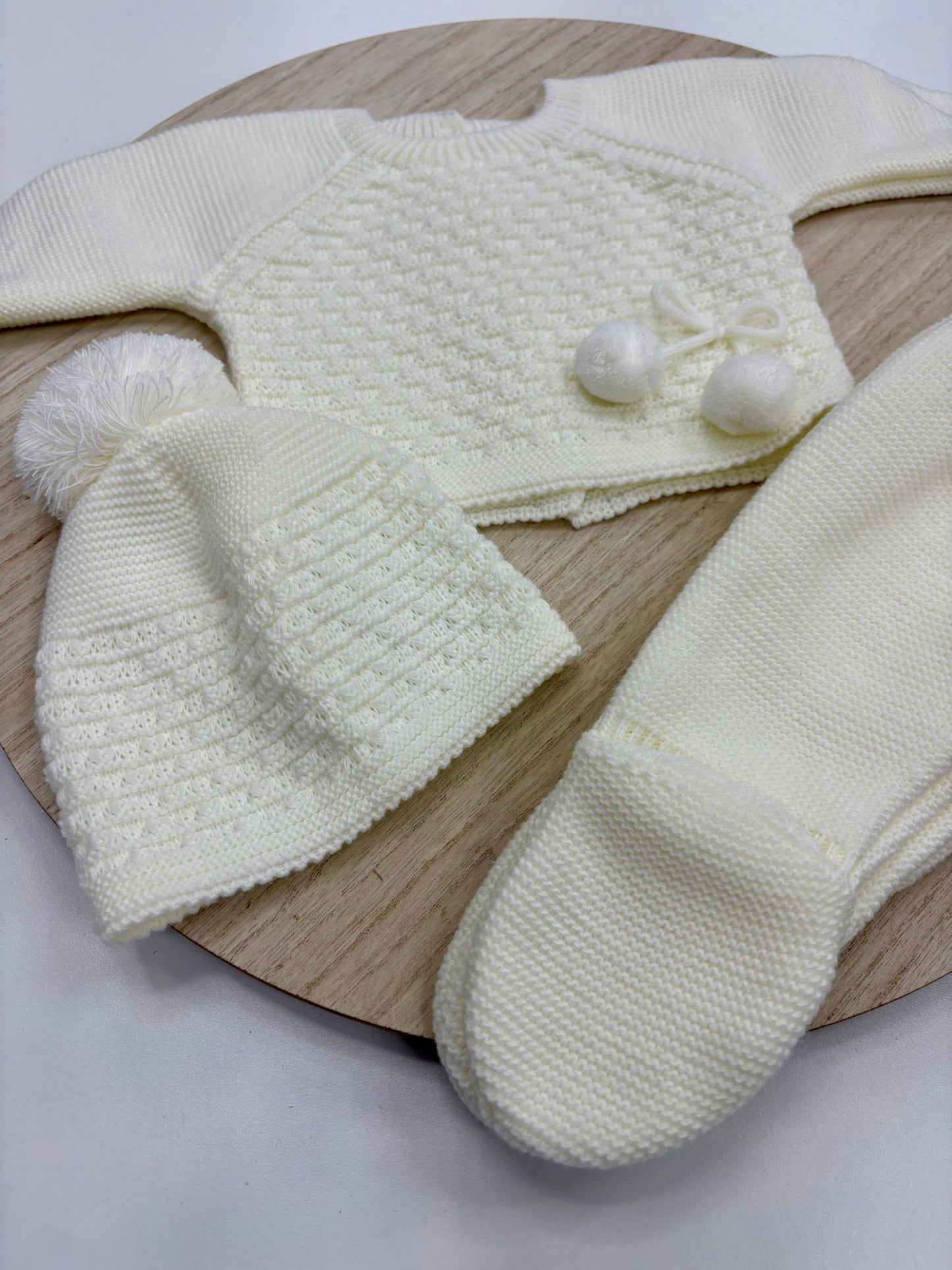 Conjunto primera puesta bebé 2 piezas marfil modelo pompón con gorro – 00 prematuro a 6 meses