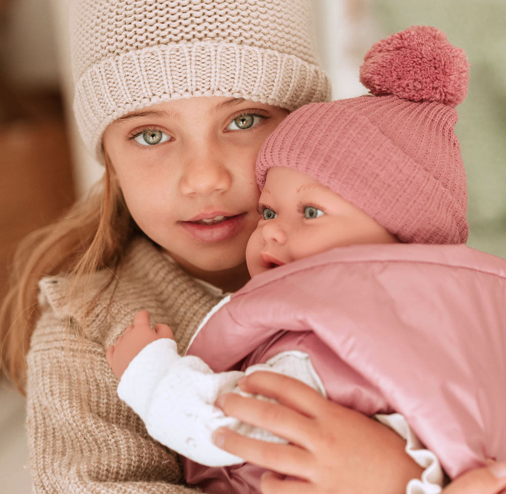 Muñeca con Peso Elegance Adi con Mochila – 45 cm (Ref. 65376) 🎒👶