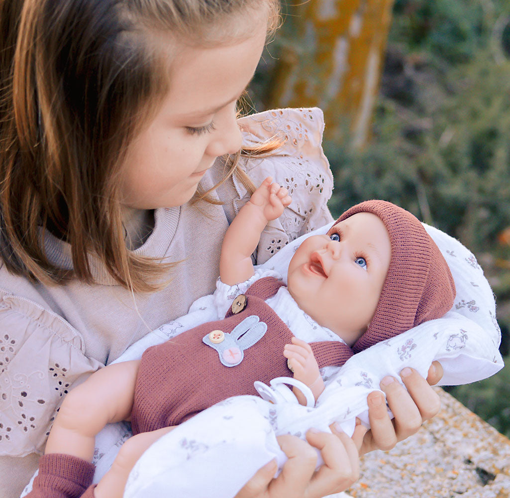 Muñeca con Peso Elegance Gadi Granate con Cojín – 35 cm