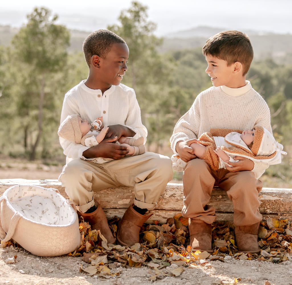 Muñeca Elegance Babyto 33 cm con capazo marrón – Cuerpo de vinyl