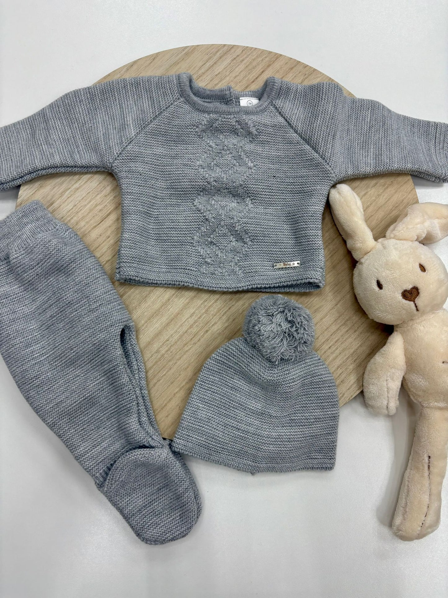 Conjunto primera puesta bebé 3 piezas gris – jersey con dibujo de rombos y gorro con pompón – 00 prematuro a 6 meses