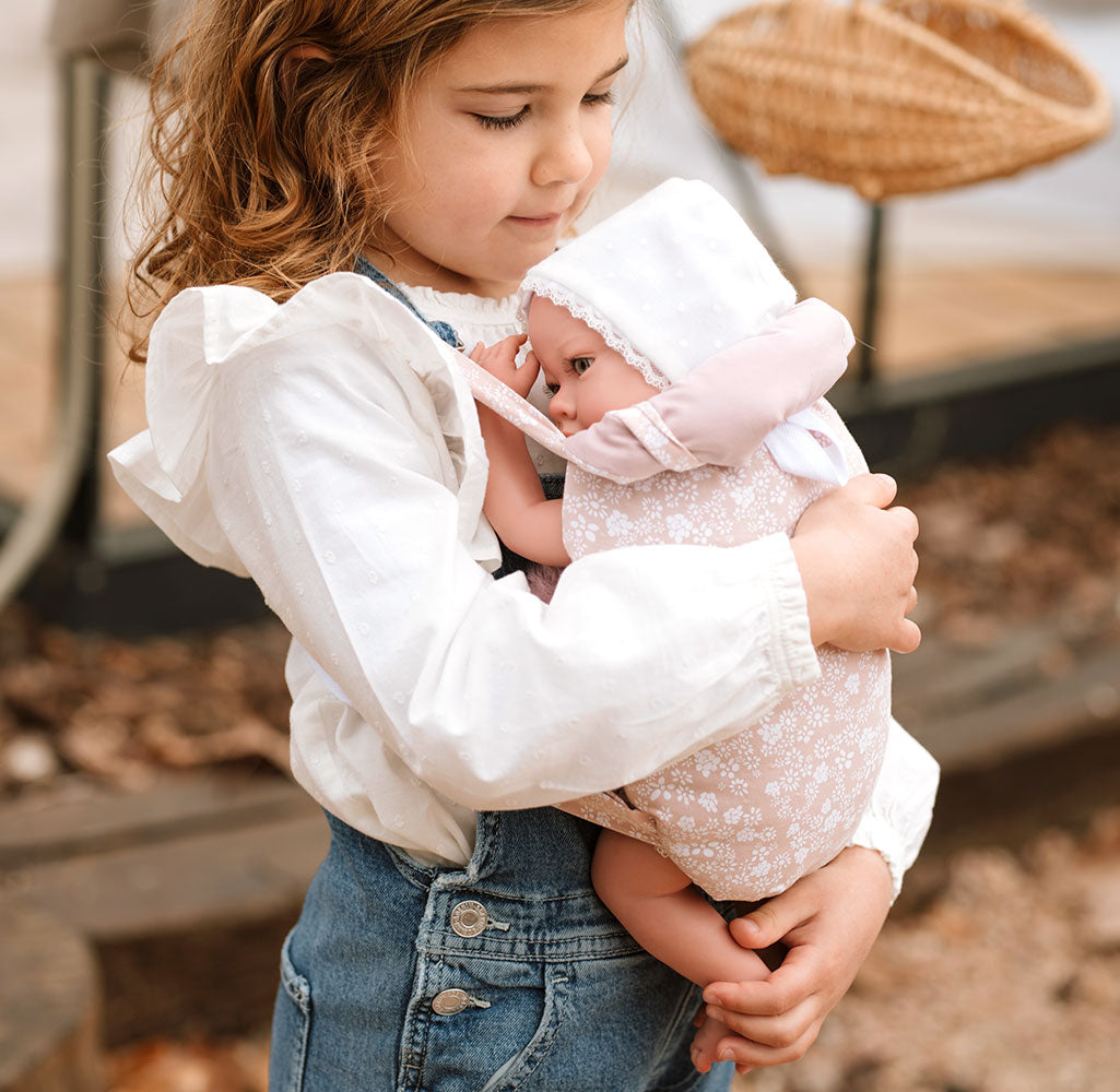 Portabebé rosa con florecitas blancas y pompón – Para muñecos de 40-45 cm 🧸✨