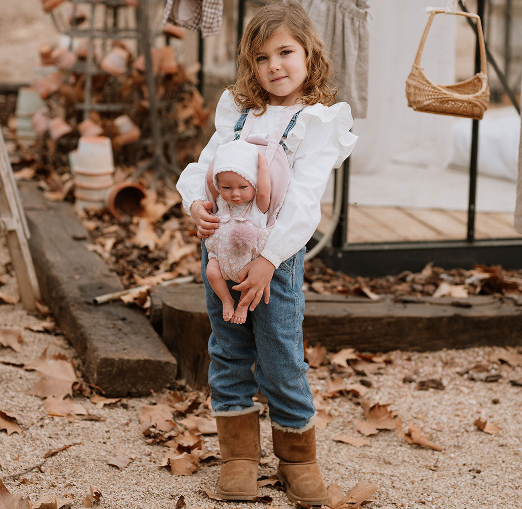 Portabebé rosa con florecitas blancas y pompón – Para muñecos de 40-45 cm 🧸✨