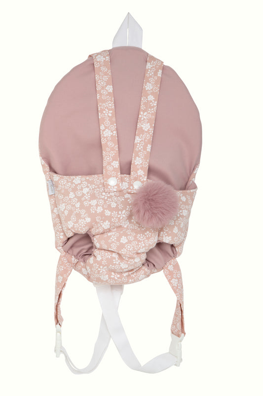 Portabebé rosa con florecitas blancas y pompón – Para muñecos de 40-45 cm 🧸✨