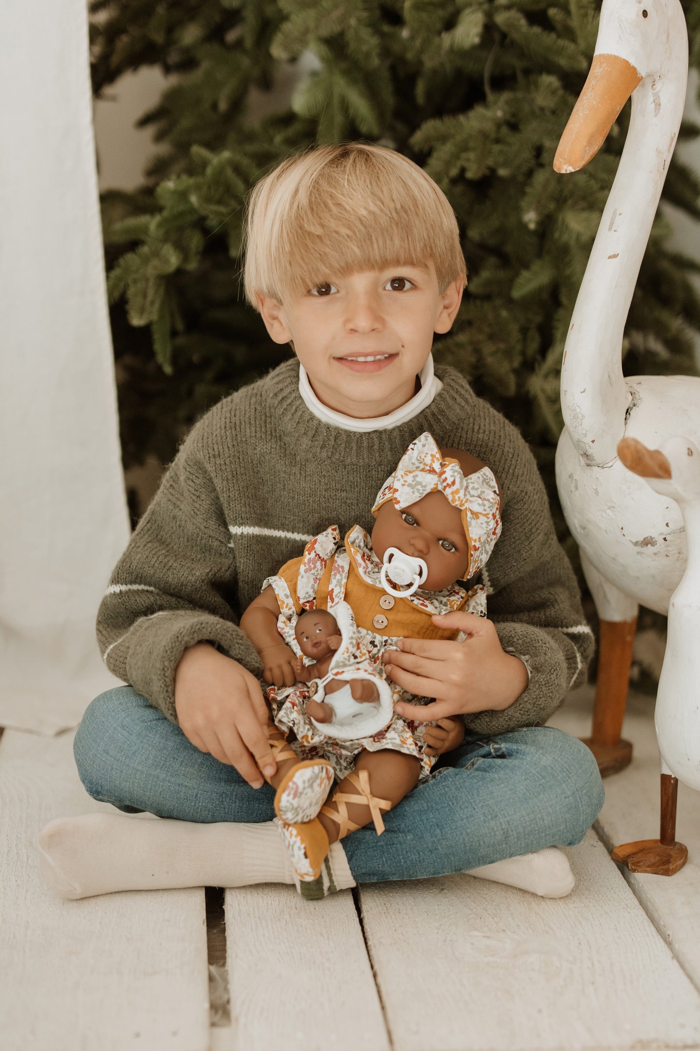 Muñeca Elegance Mies Mulato y Aran Mostaza Arias – 45 cm de ternura y estilo africano