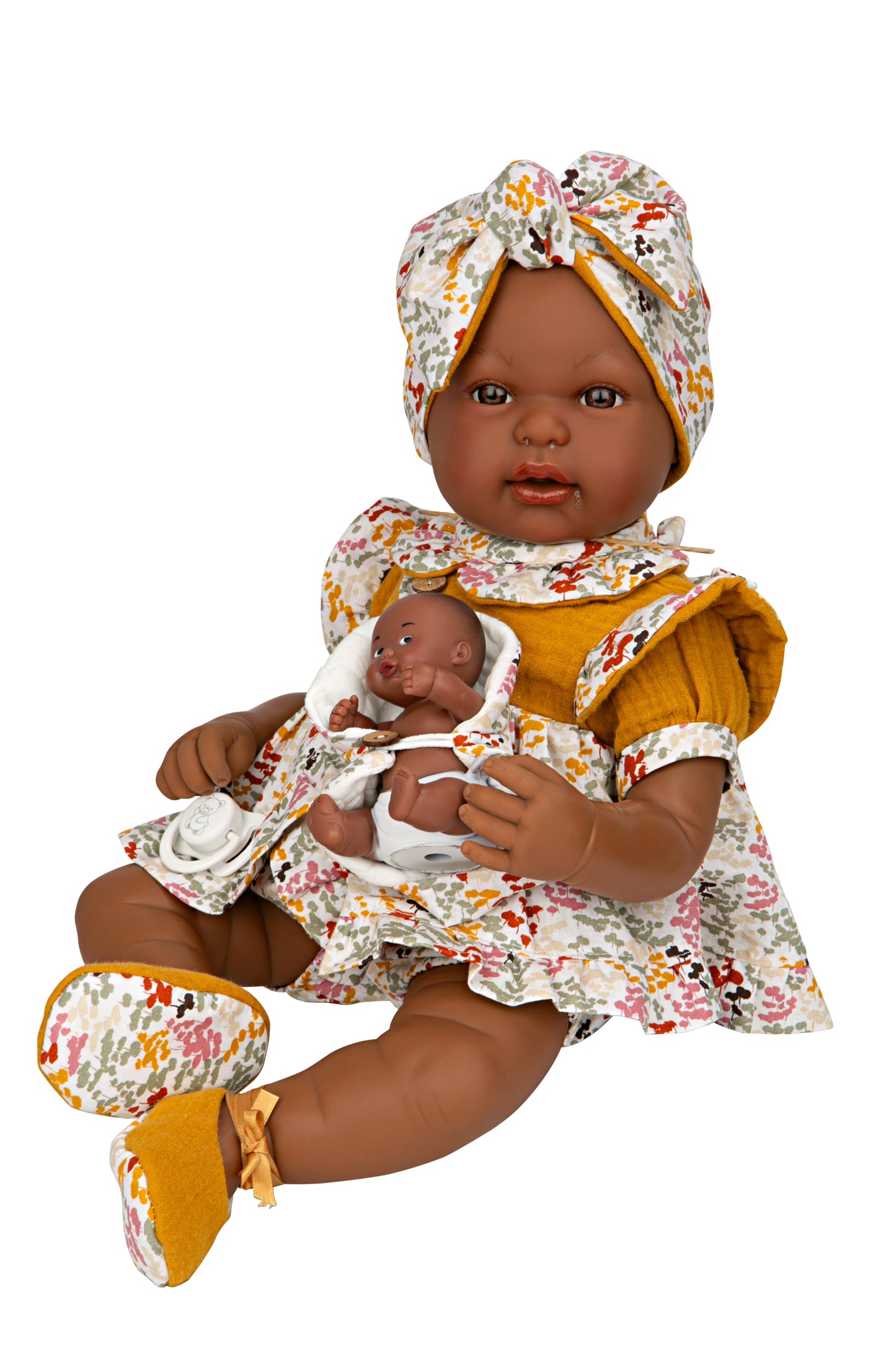 Muñeca Elegance Mies Mulato y Aran Mostaza Arias – 45 cm de ternura y estilo africano