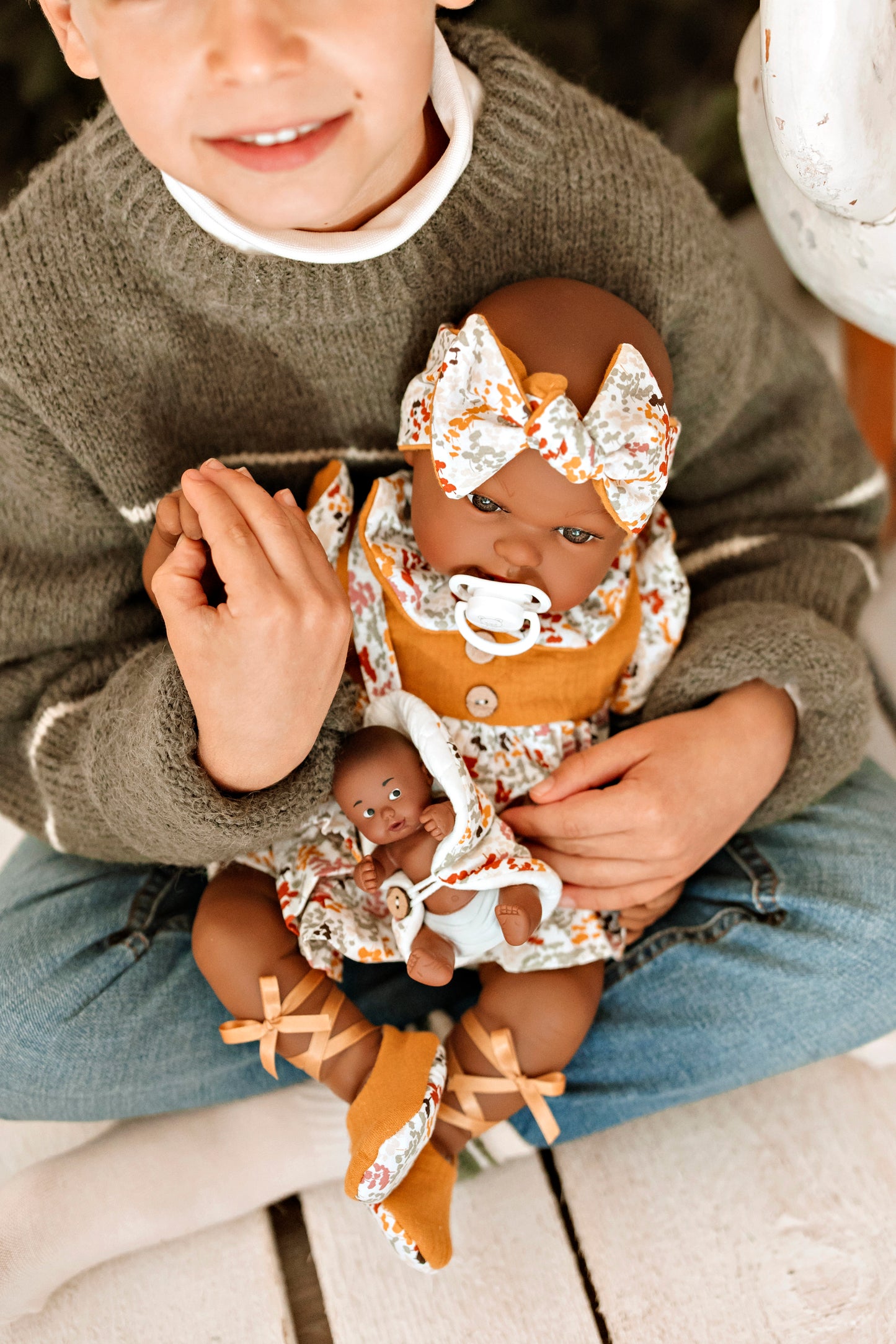 Muñeca Elegance Mies Mulato y Aran Mostaza Arias – 45 cm de ternura y estilo africano