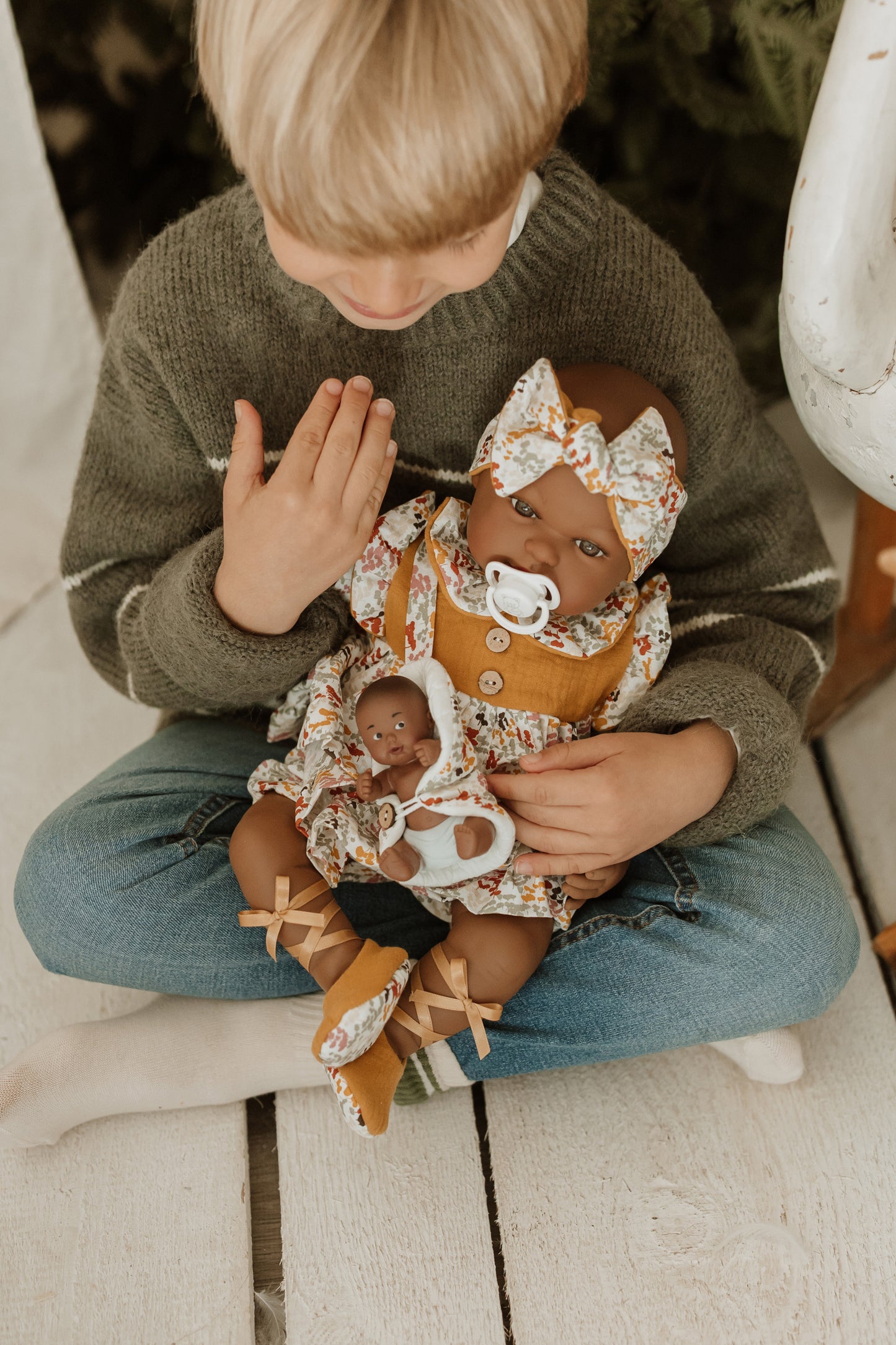 Muñeca Elegance Mies Mulato y Aran Mostaza Arias – 45 cm de ternura y estilo africano