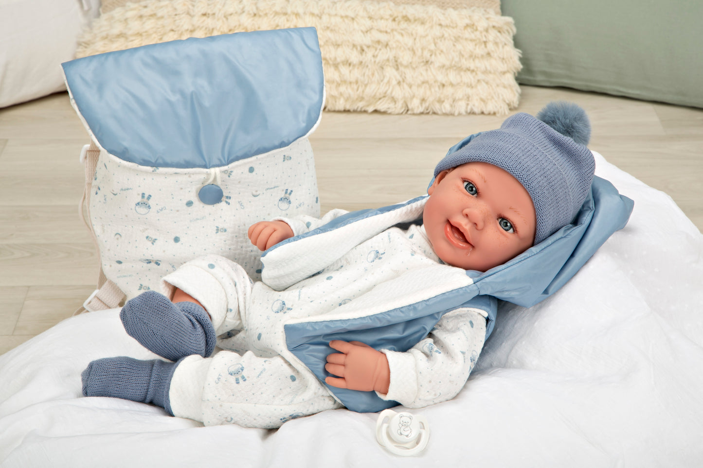 Muñeca con peso Elegance Adi 45 cm con mochila y chupete – Cuerpo blandito y vinyl