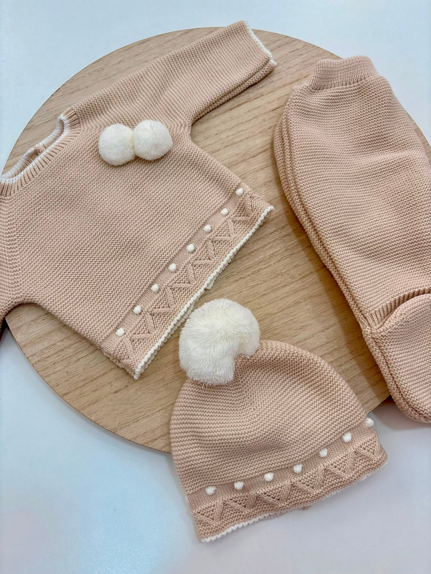 Conjunto de Primera Puesta Beige para Bebé con Pompones, Polaina y Gorro | Siju Moda Infantil