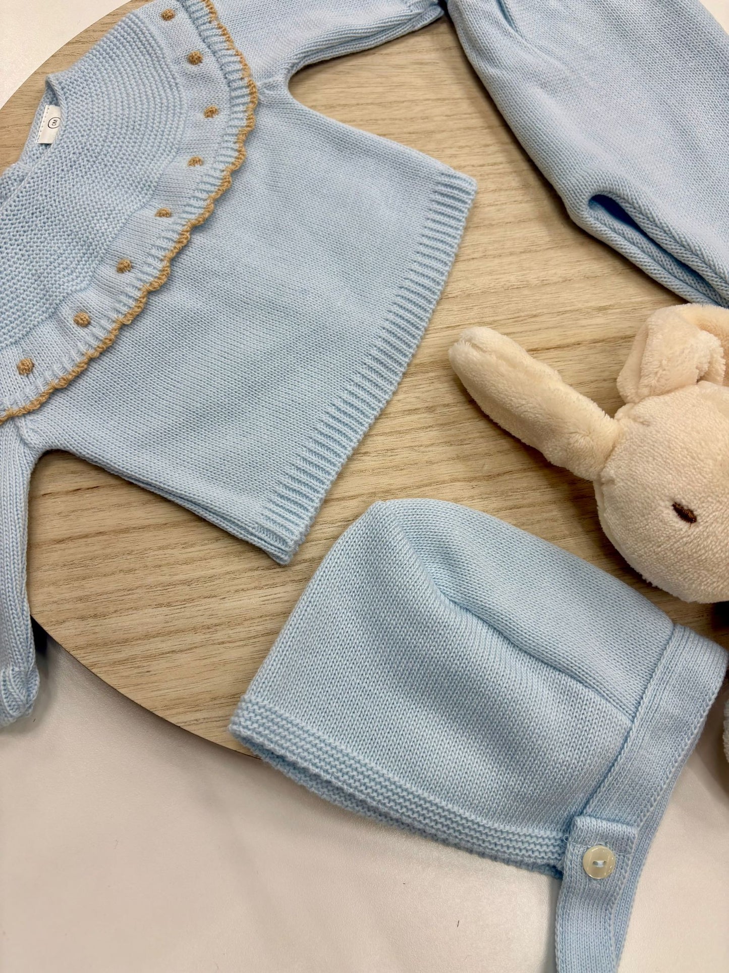 Conjunto primera puesta bebé 3 piezas celeste con cuello volante y topitos color arena – 00 prematuro a 6 meses