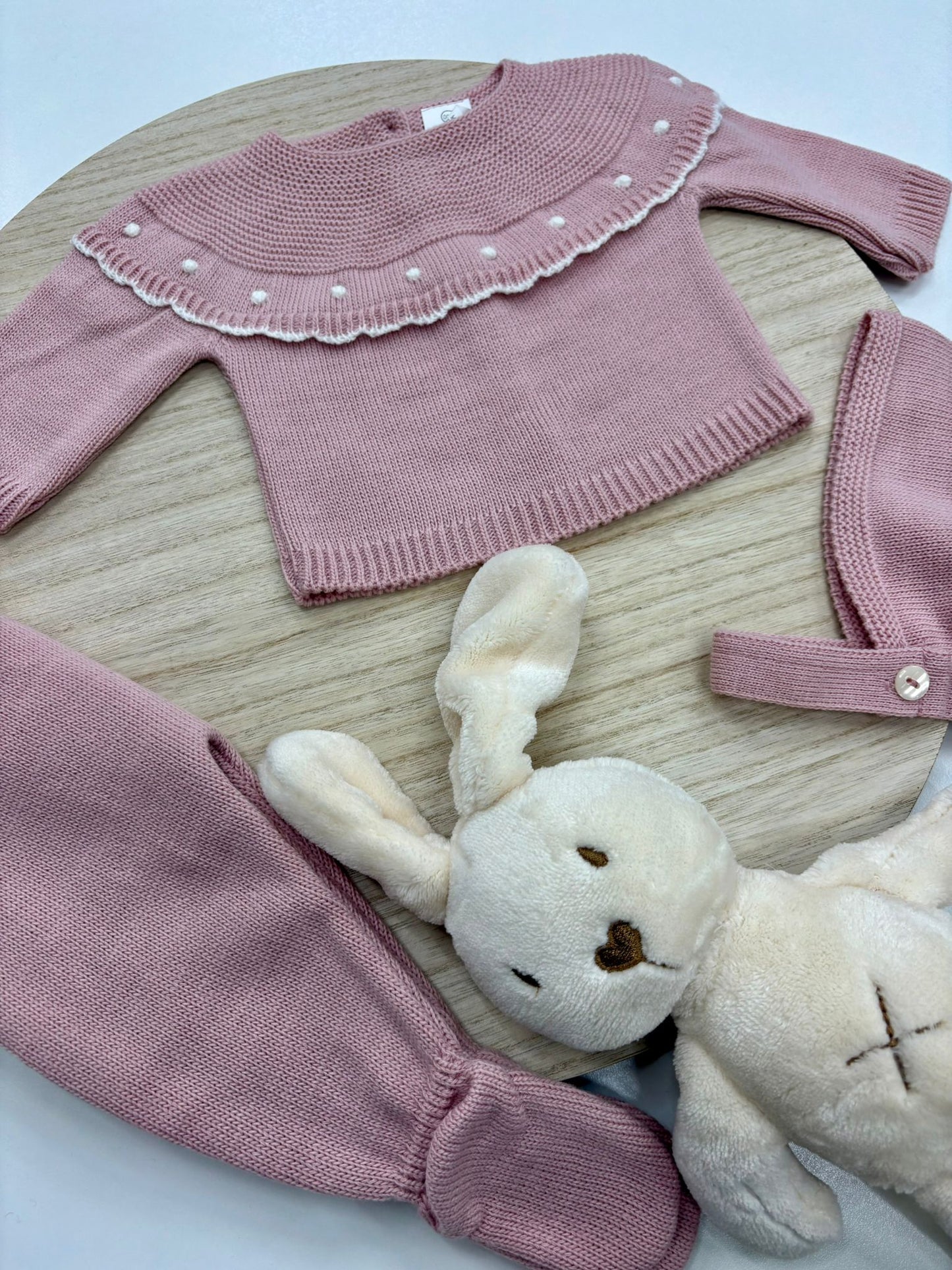 Conjunto primera puesta bebé 3 piezas rosa empolvado con cuello volante y topitos marfil – 00 prematuro a 6 meses