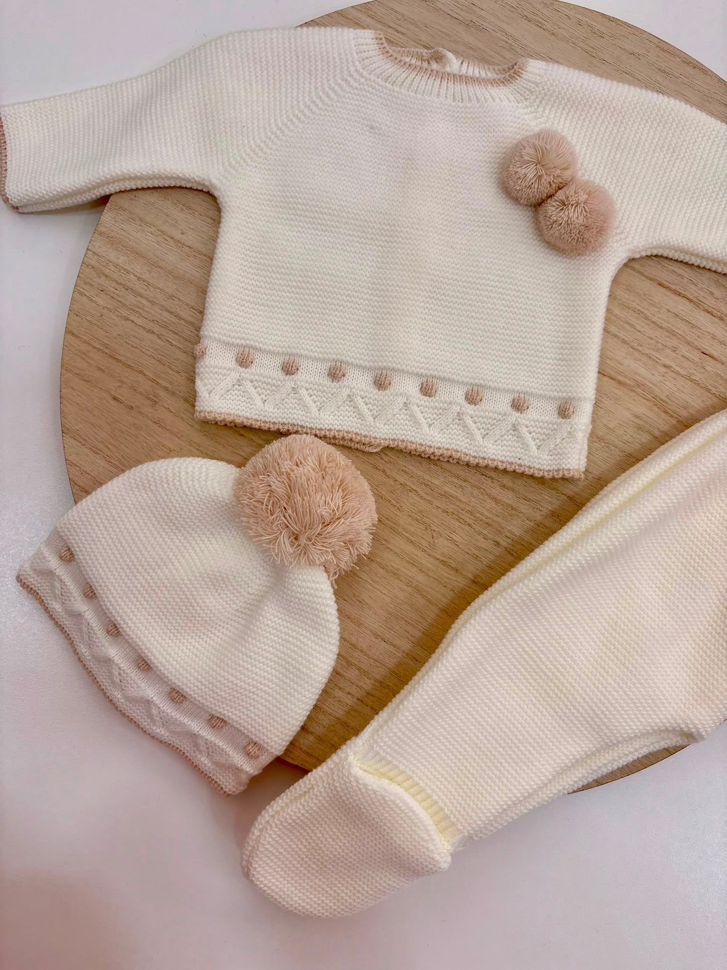 Conjunto de Primera Puesta Marfil para Bebé con Pompones, Polaina y Gorro | Siju Moda Infantil