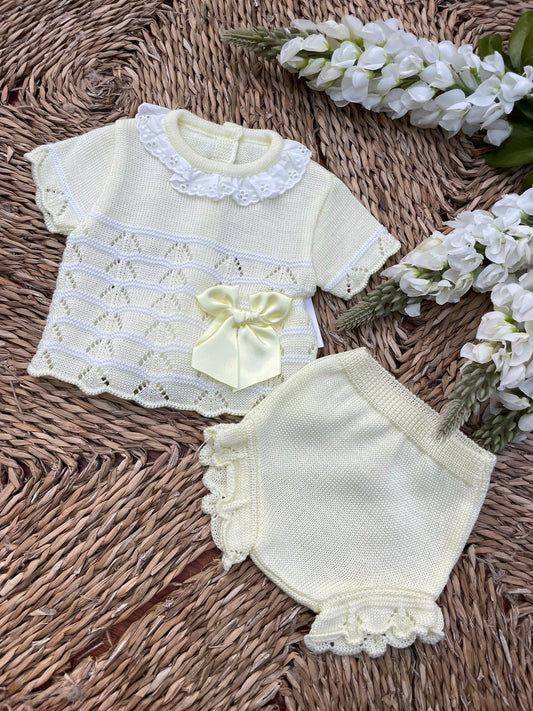 Conjunto hilo calado primera puesta bebe en color amarillo con volantes y lazo